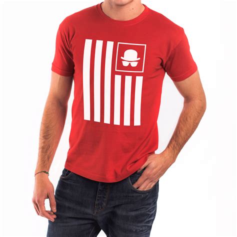 Camiseta roja se ve bien, pero la combinación se ha vuelto difícil. CAMISETA BANDERA MOMENT ROJA/BLANCA - Moment Clothing