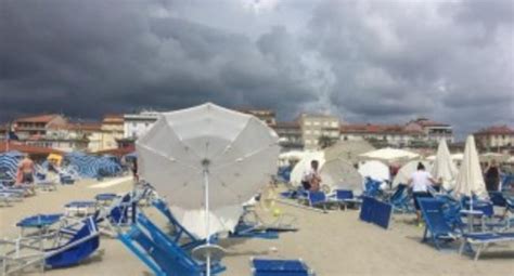 Gli agricoltori fotografano i danni nei vigneti. Tromba d'aria si abbatte sulla spiaggia al sud Italia ...