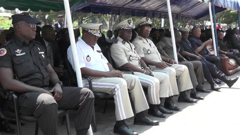 FETES DE FIN D'ANNEE LA POLICE CONGOLAISE MONTRE SES MUSCLES JP NOAH