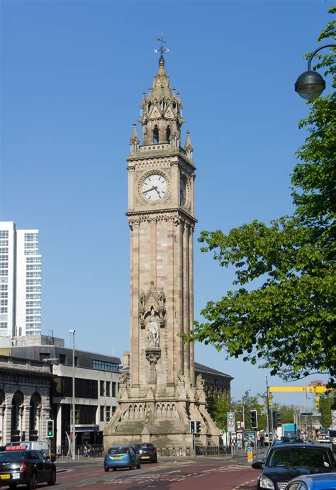 What restaurants are near queen victoria memorial clocktower? Wie der Name "Albert Memorial Clock Tower" schon verrät ...
