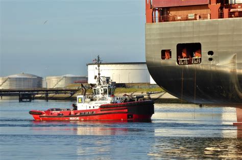 Smit was born in 1985 and grew up in volendam. MSC OLIVER met SMIT EBRO en SMIT PANTHER | Tugspotters.com