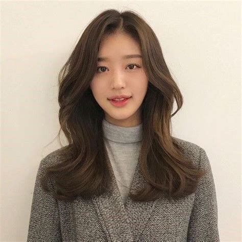 And today, this can be a 1st photograph: 𝐇𝐀𝐈𝐑 └ @𝐧𝐨𝐰𝐚𝐲𝐭𝐡𝐢𝐫𝐰𝐚𝐥𝐥。 in 2020 | Medium hair styles, Korean medium hair, Medium hair styles for ...