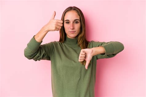 Mujer Mostrando Los Pulgares Hacia Arriba Y Hacia Abajo Foto Premium