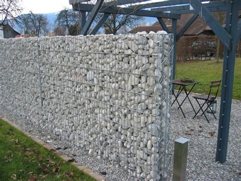Steinmauer als Blickfang und Sichtschutz im Garten - 40 Ideen
