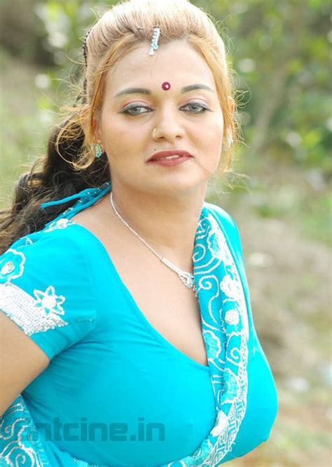 Housewife Photo Desi Masala Navel Housewife In Hot Saree And Cleavage Photo
