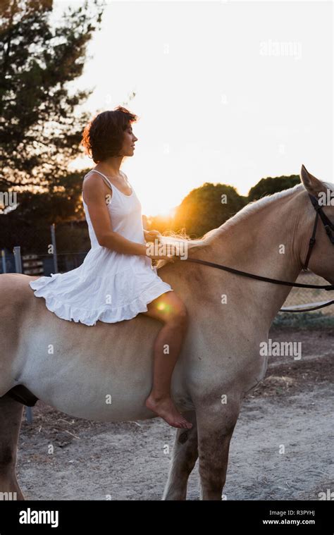 Barfuß Frau Reiten Ohne Sattel Auf Dem Pferd Stockfotografie Alamy
