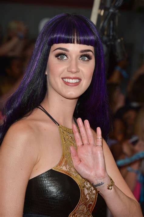 Katie perry has chosen this less than common shade for her smooth, straight bob. Katy Perry's 31 Best Hairstyles in Honor of Her 31st ...