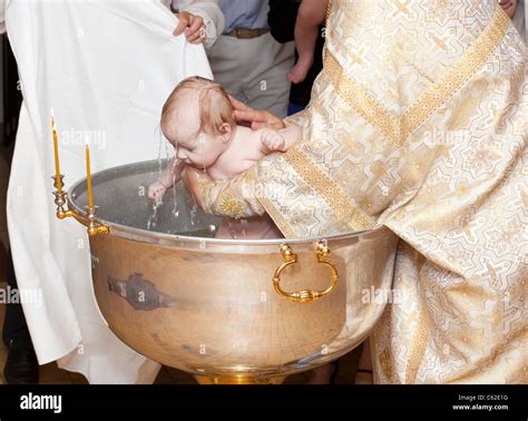 Bebé El Bautismo En La Iglesia Ortodoxa Rusa Sacerdote Bautizar A La