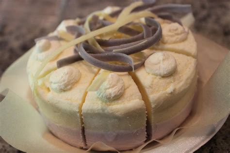 The lavender mousse layer is my favorite part! Ahmami Cafe: Lavender White chocolate mousse cake 薰衣草白朱古力慕絲蛋糕