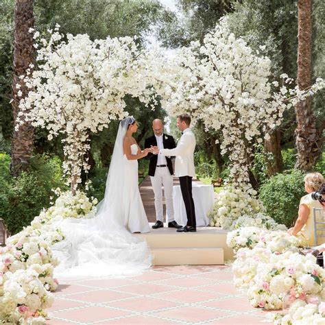 50 Beautiful Ways To Decorate Your Wedding Aisle
