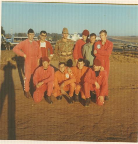 Photo De Classe En Attente Daller Sauter En Parachute De 1970 Base