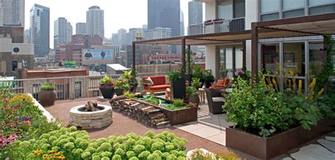 Beranjak ke lantai 2 rumah tinggal 12 x 20 m ini, terdapat 3 buah balkon, yang mana 1 balkon di fungsikan juga untuk roof garden. 20 Desain Roof Garden Rumah Minimalis