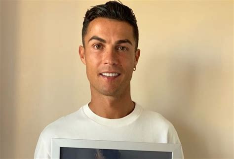 Cristiano Ronaldo Poses With Guinness World Record Certificate