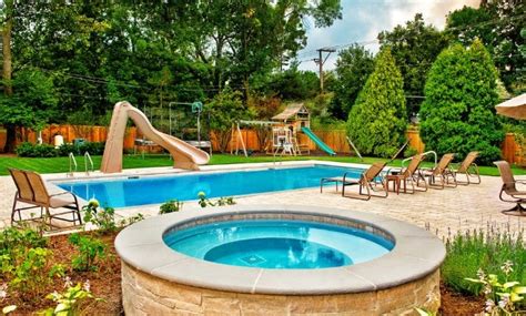 Ingin desain kolam renang yang modern, tapi lahan di rumah sempit? Rumah Dengan Kolam Renang | Ide Desain Outdoor Swimming Pool