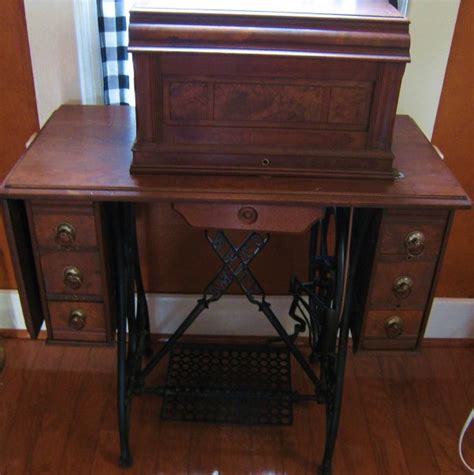 The Vintage Seamstress: The OTHER Vintage Sewing Machine...WHITE...