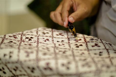 August 11 2019 Surakarta Indonesia Close Up Hand To Make Batik On