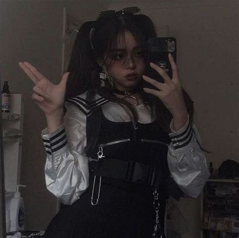 Hot Goth Girl In 2020 Grunge Girl Grunge Outfits Aesthetic Clothes
