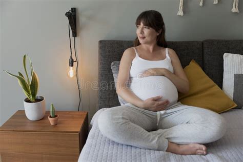 Mujer Embarazada Que Descansa En La Cama Imagen De Archivo Imagen De Ocio Cuidado 202939105