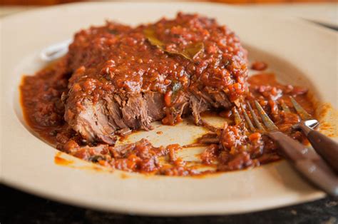 Easy And Flavorful Slow Cooker Swiss Steak With Tomatoes Recipe