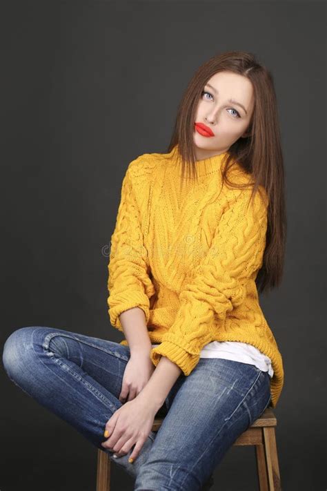 Modelo Femenino Hermoso Del Retrato En Un Amarillo Con Los Labios