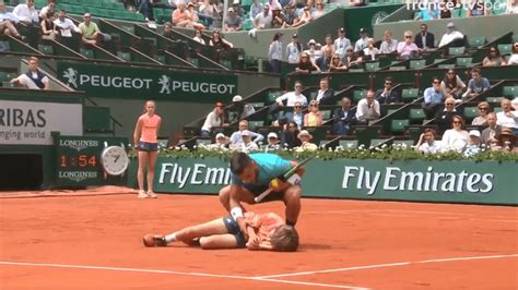 video roland garros un tennisman percute un ramasseur de balles lors d un match