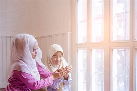 Keluarga Bahagia Ibu Wanita Muslim Asia Yang Mengajari Putrinya Duaa