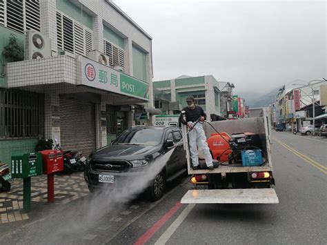 新北市長侯友宜稍早表示，明日板橋區東區及中和區漳和地區將成立「熱區防疫中心」，啟動6大措施包括嚴格強化3級警戒、設置機動篩檢站、市場及賣場嚴格管控人流管制、走動式宣導及高頻率巡邏、熱區範圍內全面大清消、非必要營業場所暫時停 #新北 #確診 #侯友宜 #營業場所 #停業 #本土 #校正回歸. 連續假期後防疫不得閒 玉里啟動重點區域消毒作業