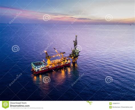 Tender Drilling Oil Rig Barge Oil Rig On The Production Platform