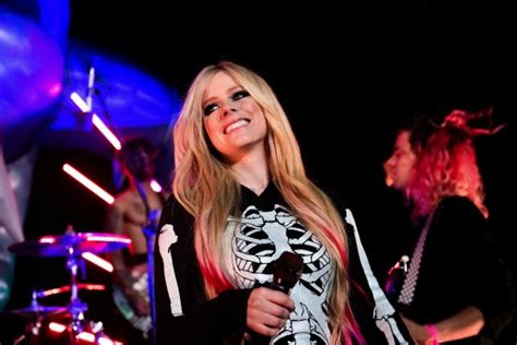 Avril Lavigne Sk8er Boi Being Adapted Into Movie For 20th Anniversary