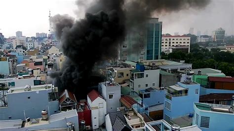 Khi người dân chạy đến kiểm tra thì phát hiện căn nhà rực lửa kèm theo khói đen tỏa lên nghi ngút. Cháy nhà ở đường Nguyễn Cư Trinh, Quận 1, Hồ Chí Minh ...