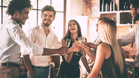 Cena tra amici: quali vestiti scegliere