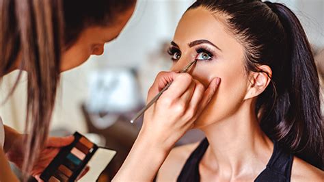 How To Become A Celebrity Makeup Artist Hollywood Life Hollywood Life