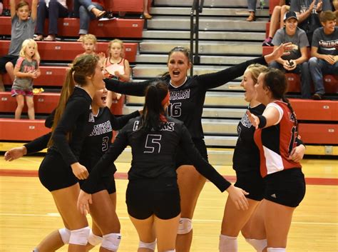 Hawks Volleyball Goes 1 1 In Day One Of Northeast Tournament The