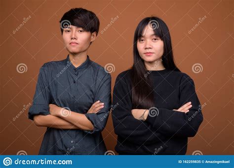 giovane coppia lesbica asiatica insieme e innamorata di ba marrone immagine stock immagine di
