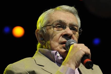 Em homenagem a chico anysio e os 5 anos de sua partida e em comemoração aos seus 86 anos, eis um presente para todos participação de chico anysio no comédia em pé em dezembro de 2007. Chico Anysio faz um relato de suas experiências com Ovnis