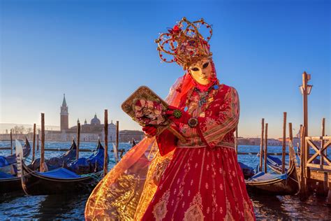 Venice Italy February 4 2016 Venetian Costumes Pose In Front Of