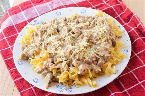 Using a large bowl, stir the broth, vinegar, and arrowroot. Beef Stroganoff