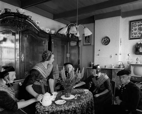 Staphorsters In Klederdracht In Een Huiskamer 1950 1960 Overijssel