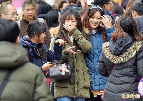 隨時掌握國內外即時新聞、早晚溫差變化：根據定位目前位置，提供最準確天氣預報(當日最高最低溫、降雨機率、相對濕度、逐3小時、一週天氣預報、紫外線、空汙指標、警特報)。 多雲 高溫炎熱 午後近山有短暫區雷陣雨昨(23)日嘉義地區為多雲時晴的天氣。 嘉義氣象站觀測到的最高溫為36.6度. 冷氣團發威 連假要多保暖 - 焦點 - 自由時報電子報