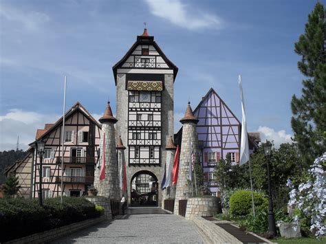 Set amidst lush tropical rainforest at 2,500 feet above sea level in pahang, the bukit tinggi highlands provide pleasant breaks and refreshing retreats, especially from the hot and humid climate all year round. Bukit Tinggi,Pahang,Malaysia | Pahang, Bukittinggi, Places ...