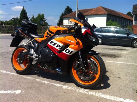 The bike has around 70% tire tread left. Honda CBR1000RR Repsol, 2007 god.