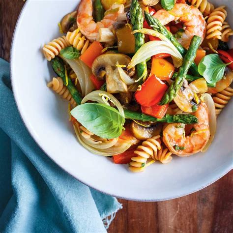 Garnir avec le reste des légumes. Pâtes aux légumes et aux crevettes | Ricardo