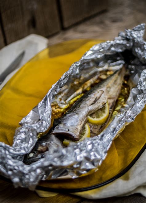 Lo sgombro è un pesce dalle molte virtù, saporito e dalla polpa soda, povero di grassi e ricco di nutrienti, oltre che semplice da cucinare. Sgombro al cartoccio | Mastercheffa