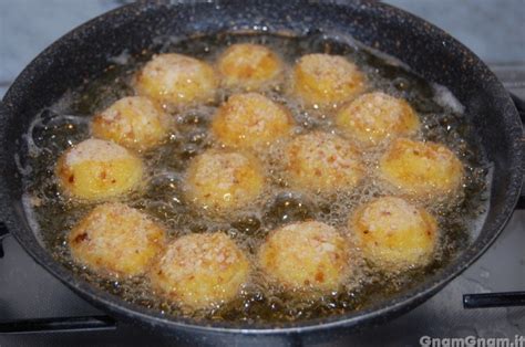 Le polpette di baccalà e patate sono state il piatto che mi ha fatto apprezzare per la prima volta il baccalà, e che quindi ha segnato il mio ingresso nell'età adulta. Polpette di baccalà e patate - La ricetta di Gnam Gnam