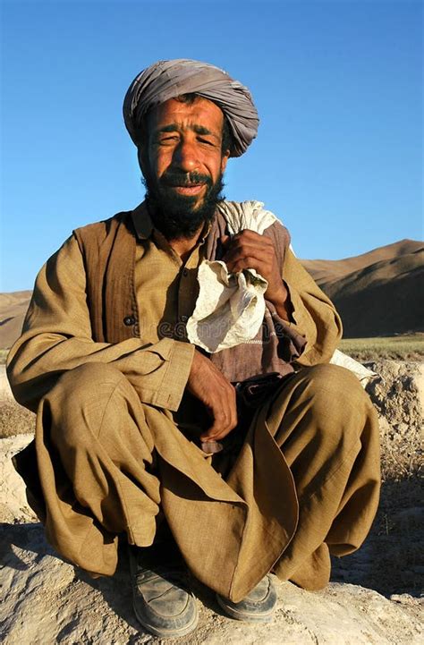 Retrato De Un Hombre Afgano Con Barba Y Turbante En Dowlatyar Provincia De Ghor Afganistán