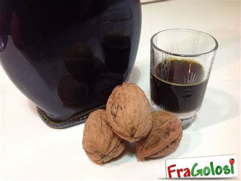 1 kg di noci con il mallo (24 noci raccolte il 24 giugno, secondo la tradizione) 1 litro di alcool per uso alimentare a 95° 900 g di zucchero la scorza di un 2. Nocino: La Ricetta Passo Passo di FraGolosi