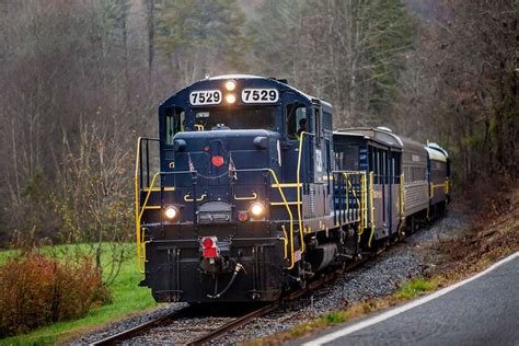The 7 Most Scenic Train Routes For Leaf Peeping