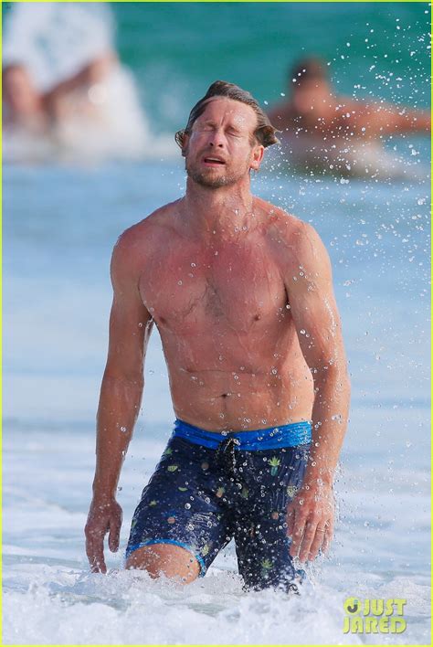 Simon Baker Goes Shirtless In Sydney Ahead Of The Mentalist Series