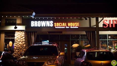 Browns Socialhouse: Two Handed Burger, Indeed - FOODOBYTE