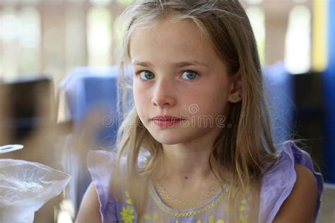 Le Portrait D Une Petite Fille Avec De Longs Cheveux Et Yeux Bleus D